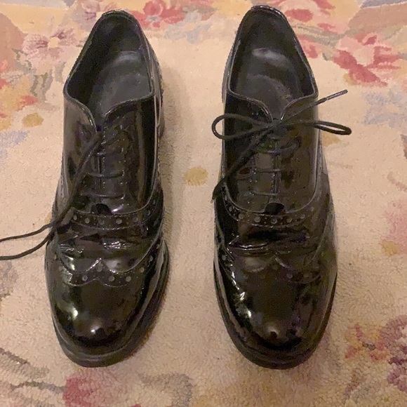 PATENT LEATHER OXFORDS MADE BY EUROPEAN MINELLI! PURCHASED IN PARIS. SIZE 38.